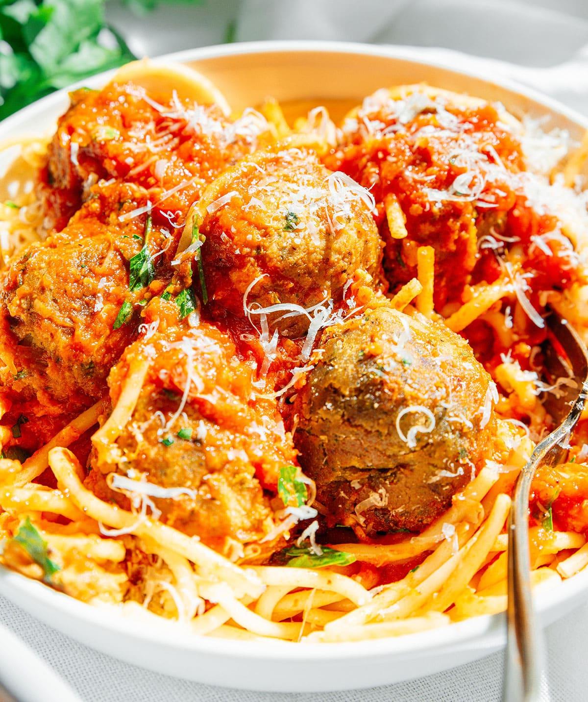 30-Minuten-Kichererbsen-Bällchen 2 Kichererbsenfrikadellen mit Spaghetti und Marinara-Sauce.