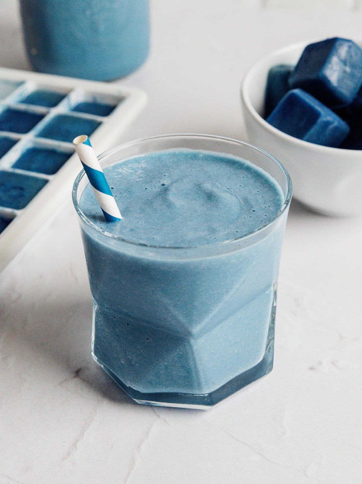 Smoothie-Würfel (Evive-Kopie) 2 Ein blauer Smoothie in einem Glas, bereit zum Genuss.