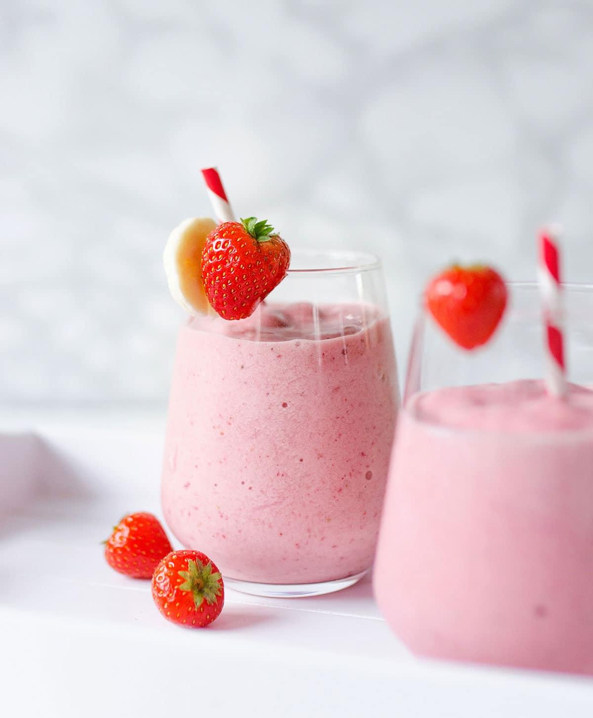 Erdbeer-Bananen-Smoothie (3 Zutaten) 2 Ein Erdbeer-Bananen-Smoothie in einem Glas mit Strohhalm.