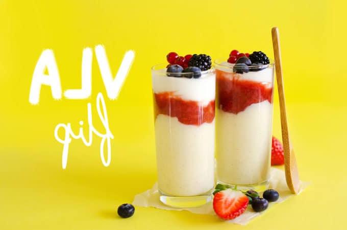 Niederländischer Vla-Flip (Pudding-Leckereien) 2 Dieser hausgemachte Vla-Flip ist eine gesunde Variante des klassischen holländischen Puddings Vla! Mit cremigem Pudding, einem Schuss Joghurt und etwas Beerenkompott ist er ebenso lecker wie einfach zuzubereiten!