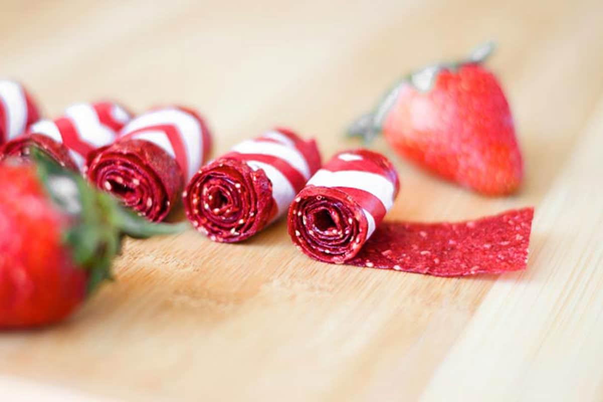 Gesunde selbstgemachte Fruchtleder 2 Hausgemachte Frucht-Roll-Ups mit Erdbeeren.