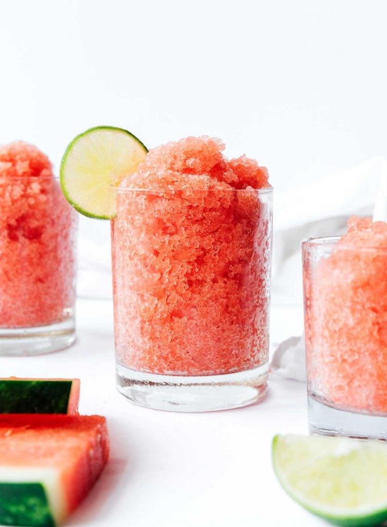 Einfache Wassermelonen-Granita 2 Glas mit Wassermelonen-Granita und einer Limettenscheibe als Dekoration