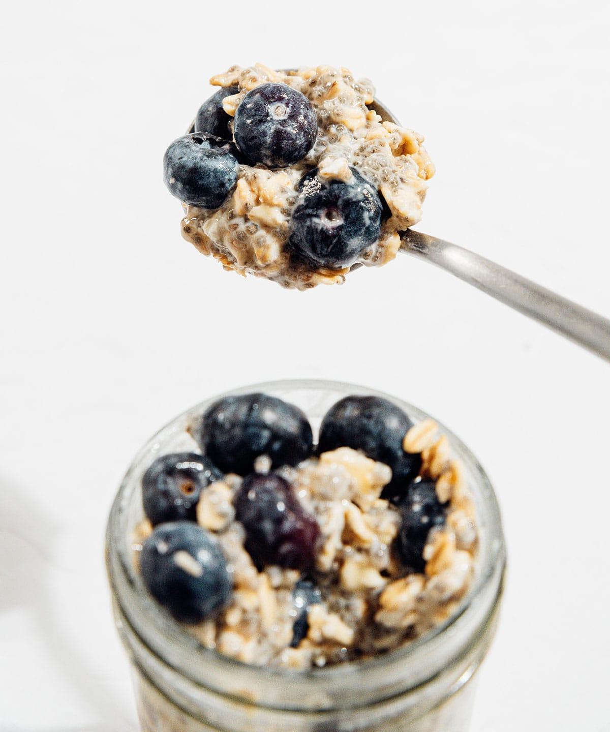 Heidelbeer Overnight Oats (Super einfaches Rezept) 2 Löffel voller Blaubeer Overnight Oats.