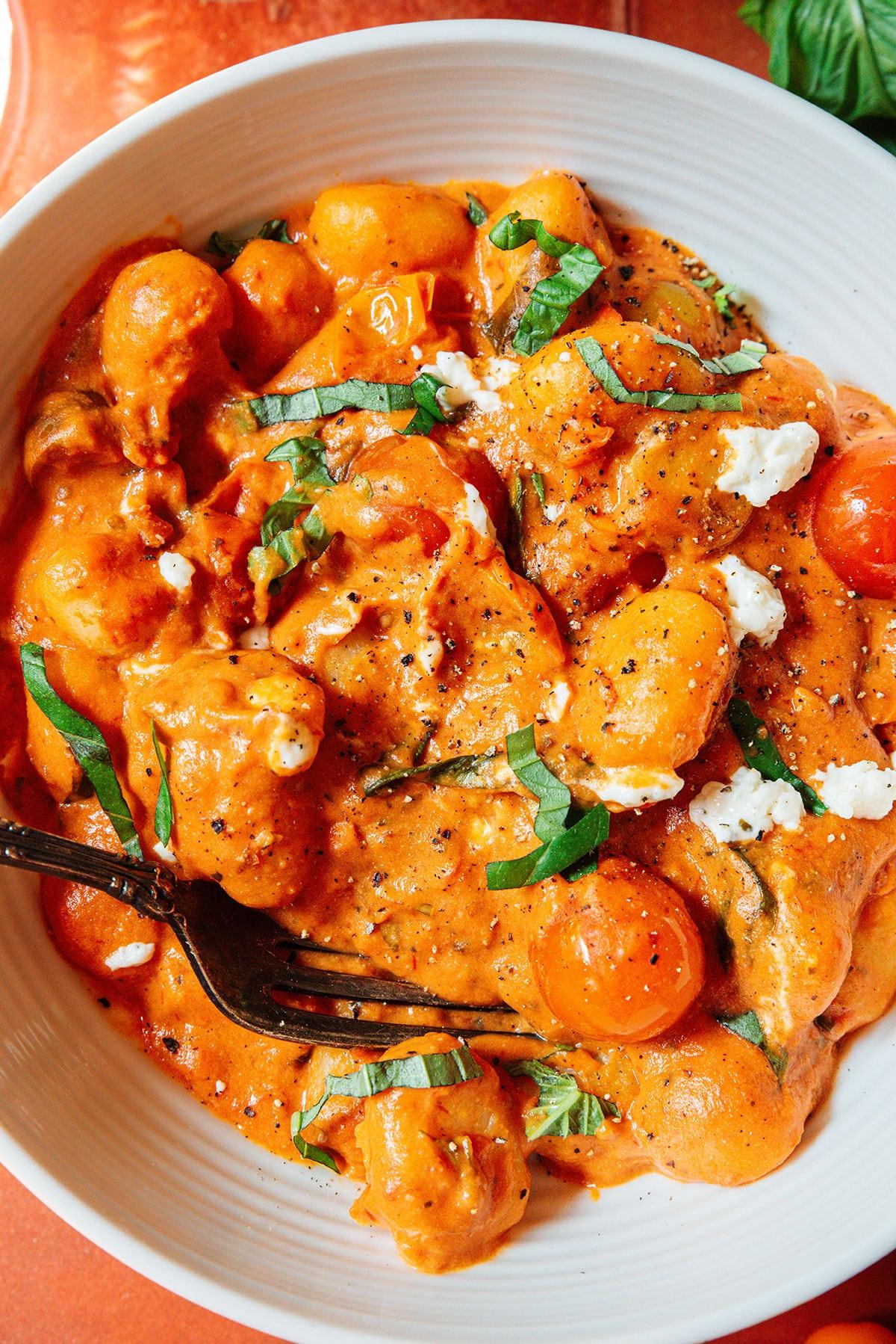 **Gebackene Boursin-Gnocchi** 2 Schüssel mit Ofen-Gnocchi.