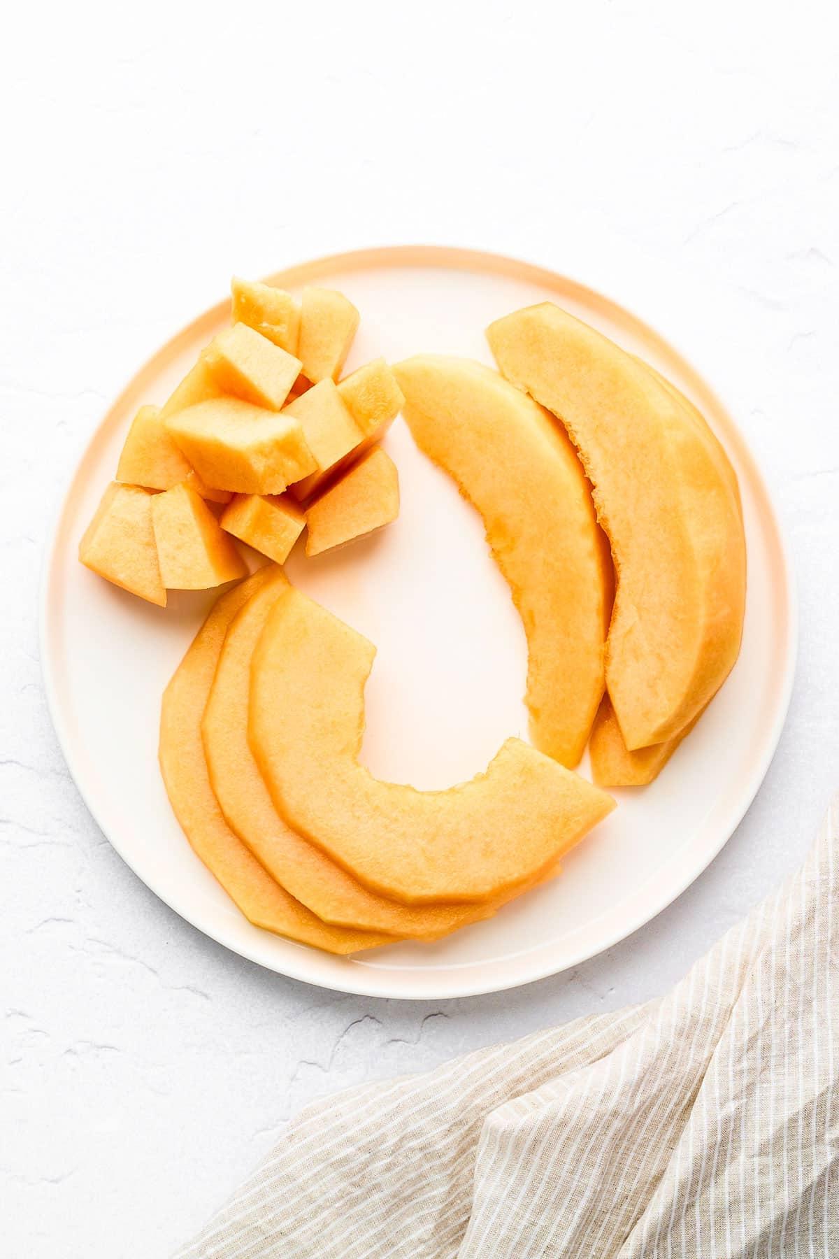 Wie man eine Cantaloupe schneidet (Ohne einen Finger zu verlieren!) 2 Eine Anleitung zum Schneiden einer Kantalupemelone.