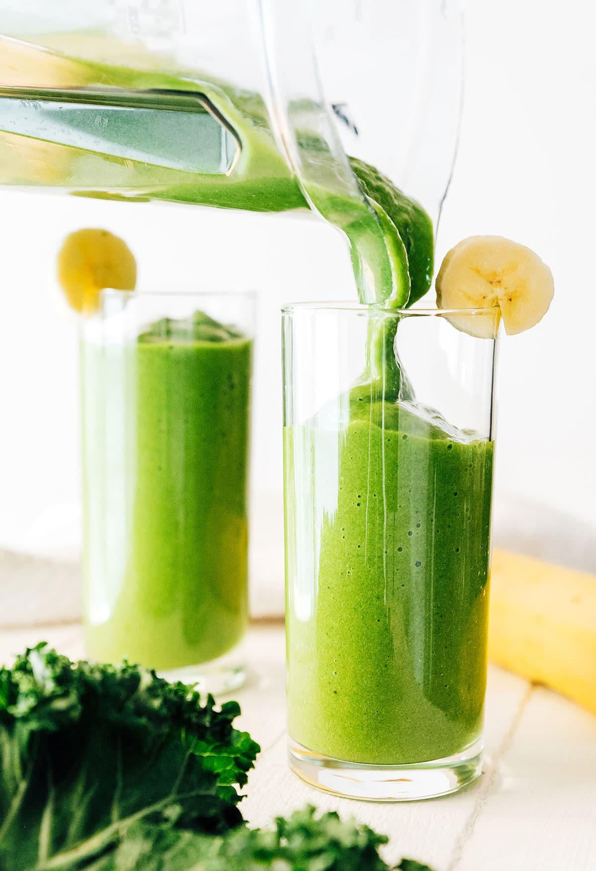 Vier-Zutaten-Ananas-Grünkohl-Smoothie 2 Grünkohl-Ananas-Smoothie in einem Glas mit Papierstrohhalm