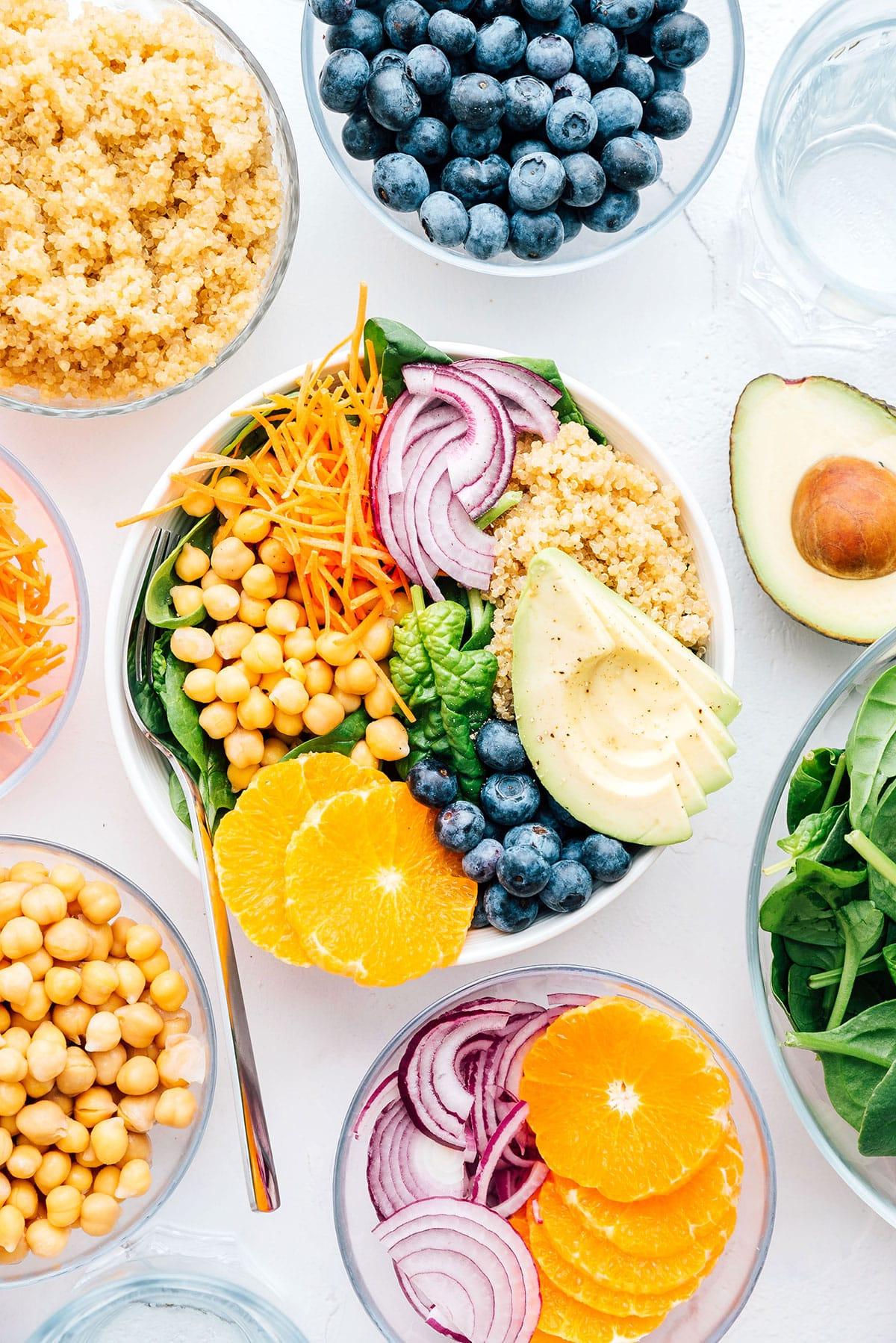**Wie man eine Buddha Bowl zusammenstellt** 2 Buddha Bowl Rezept mit Obst und Gemüse in einer Schüssel