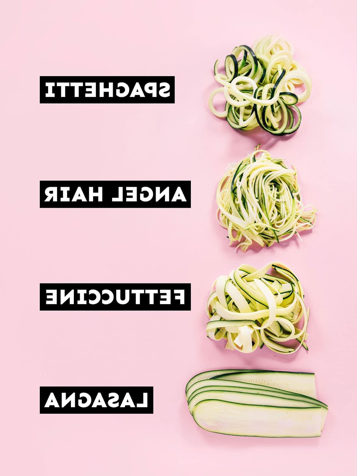 Zucchininudeln zubereiten 2 Vier Arten von Zucchini-Nudeln auf rosafarbenem Hintergrund: Spaghetti, Engelshaar, Fettuccine und Lasagne.