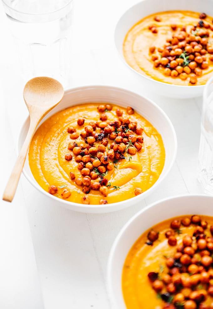 Einfaches Kürbissuppen-Rezept (+ Leckere Topping-Idee!) 2 Kürbissuppe in einer Schale mit Kichererbsen als Topping