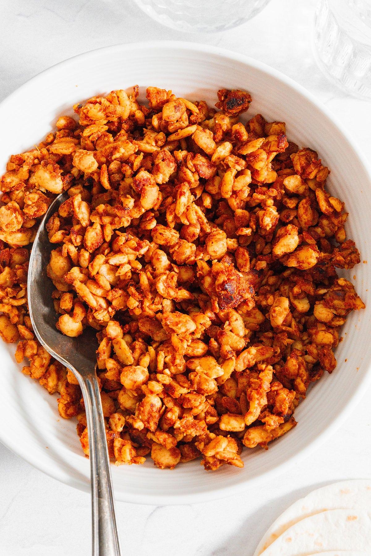 Tempeh Taco Fleisch 2 Eine Schüssel mit köstlichem veganem Tempeh-Taco-Fleisch auf weißem Hintergrund, bereit zum Servieren.