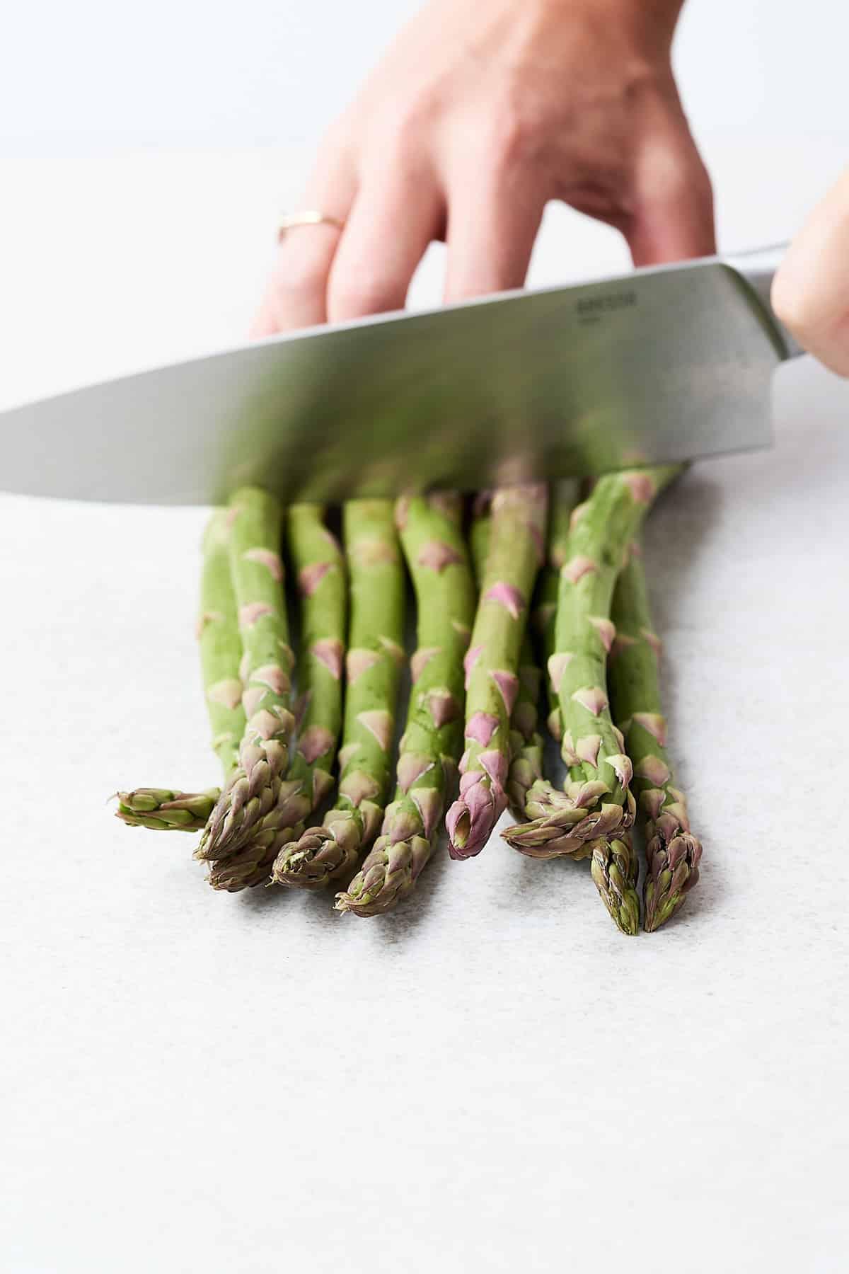 Der Spargel-Trick: So schneidest du Spargel richtig! 2 Spargel richtig schneiden lernen