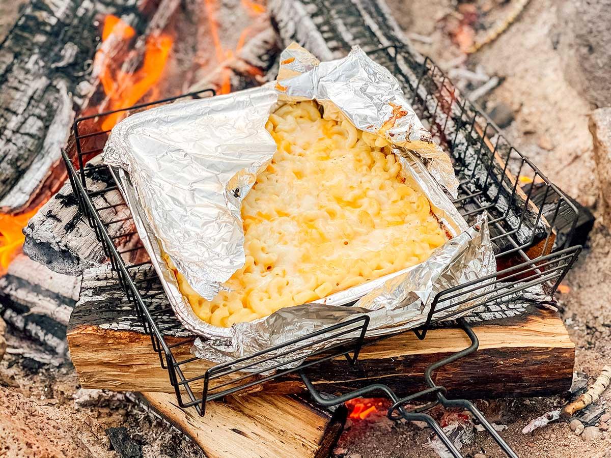 Einfaches Lagerfeuer Mac and Cheese 2 Lagerfeuer Mac & Cheese über offenem Feuer.