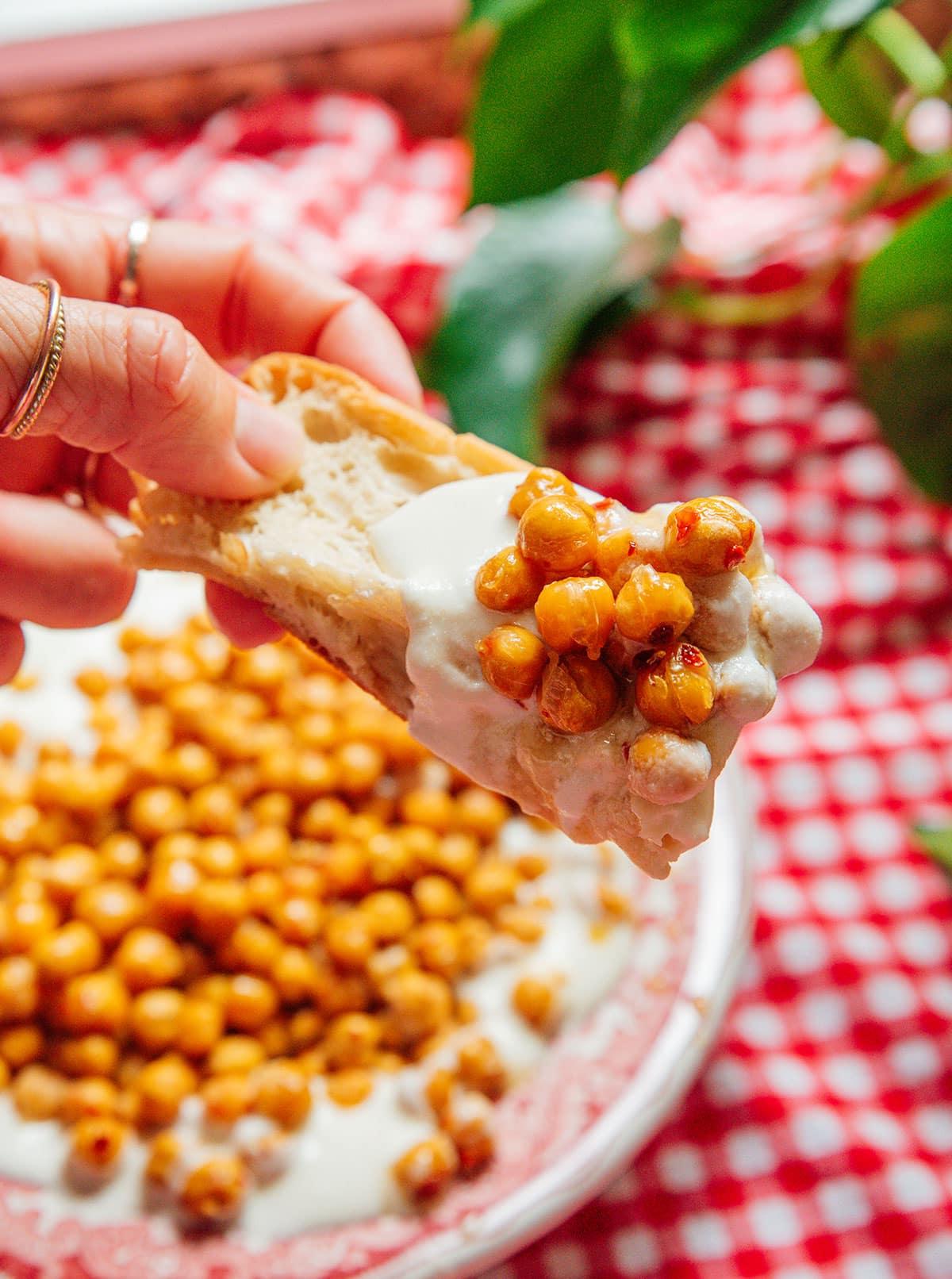 Geröstete Kichererbsen mit Chili-Honig und Aufgeschlagenem Feta 2 Brotstück mit Hot Honey Kichererbsen und Feta-Dip.