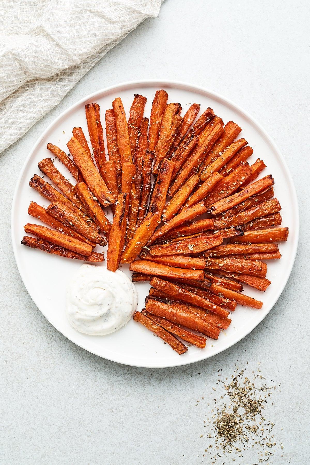 Knusprige Karotten-Pommes aus der Heißluftfritteuse 2 Karotten-Pommes aus der Heißluftfritteuse.