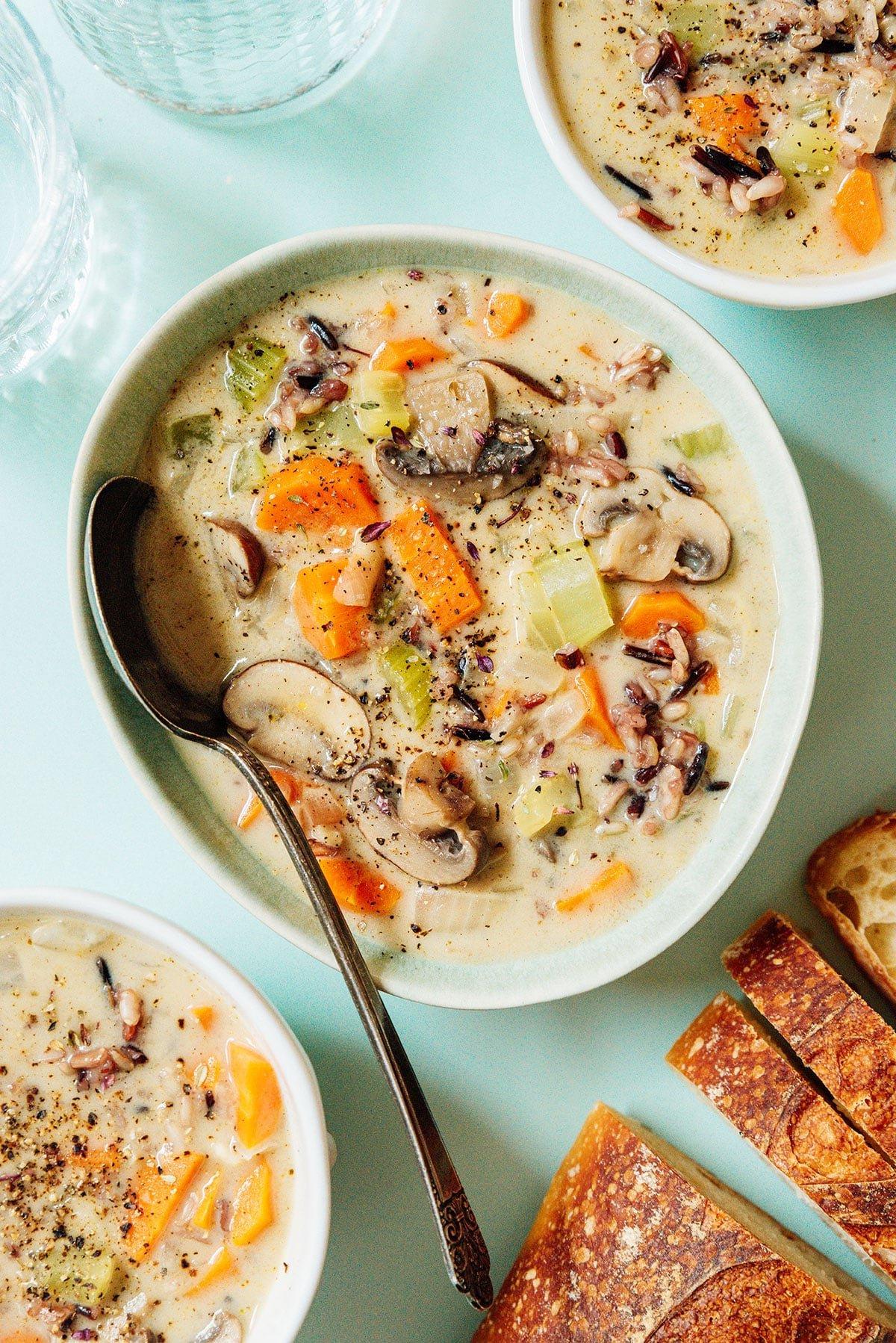 Cremige Vegane Wildreissuppe 2 Eine Schüssel Wildreissuppe mit einem Löffel.