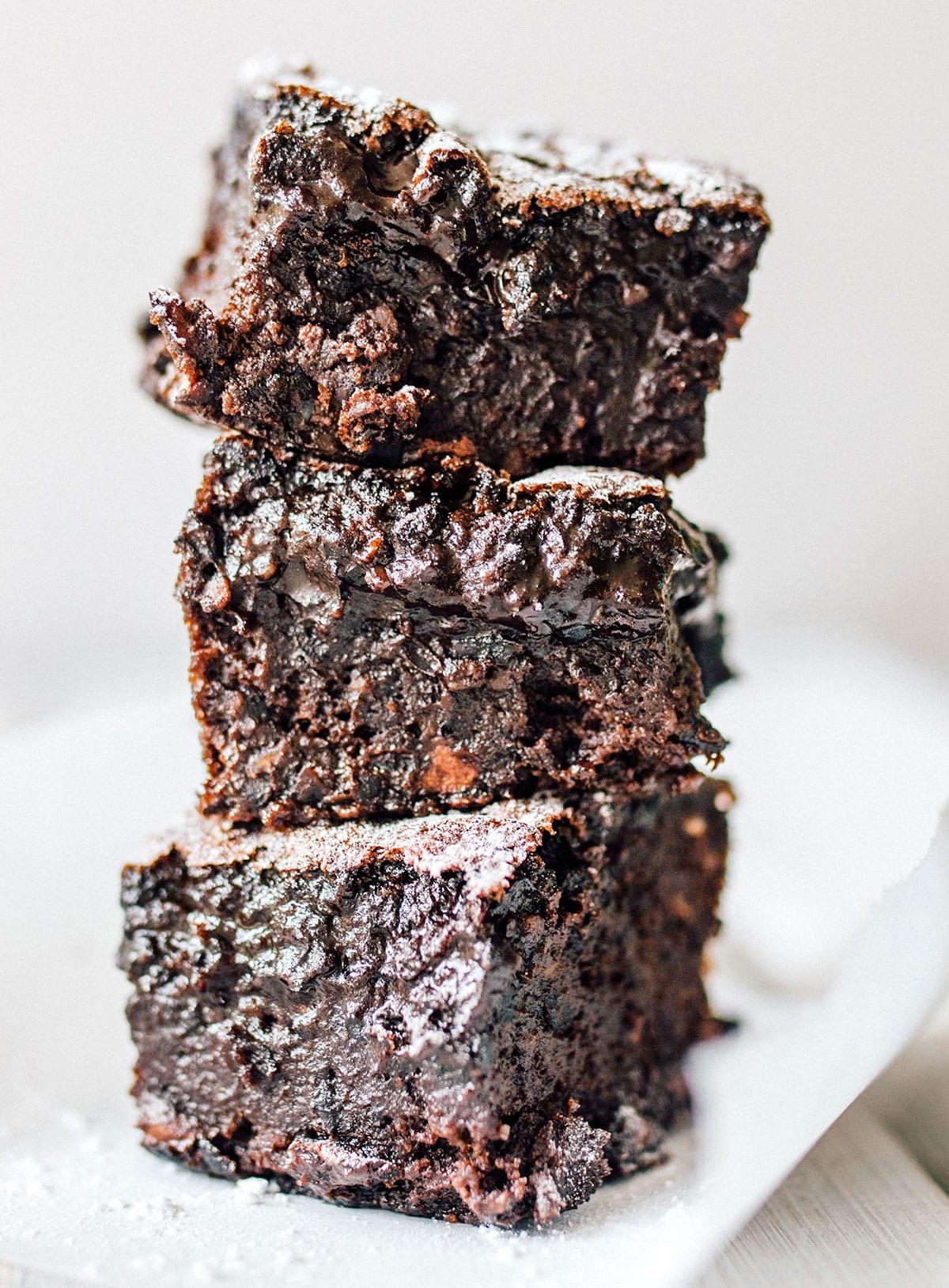 Saftige Schwarze-Bohnen-Brownies 2 Nahaufnahme von drei gestapelten Schwarzen Bohnen Brownies.