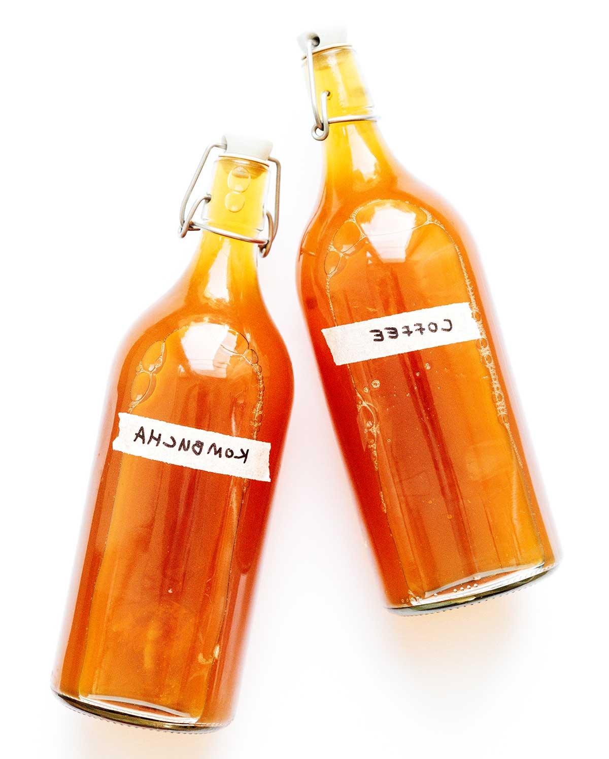 Kaffee-Kombucha 2 Fermentierender Kaffee Kombucha in Flaschen auf weißem Hintergrund