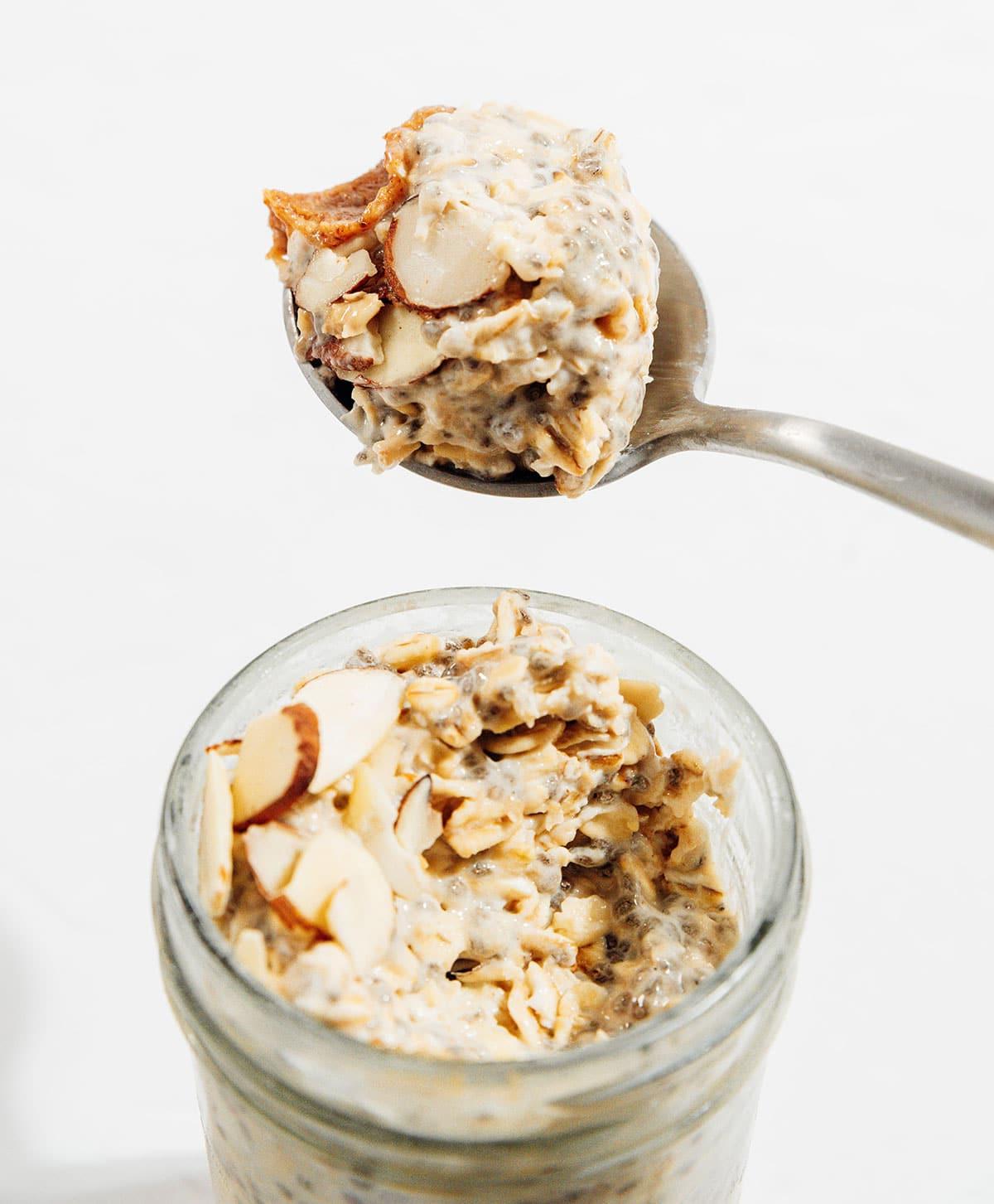 Proteinreiche Overnight Oats (29 Gramm Protein pro Portion!) 2 Löffel Protein Overnight Oats.