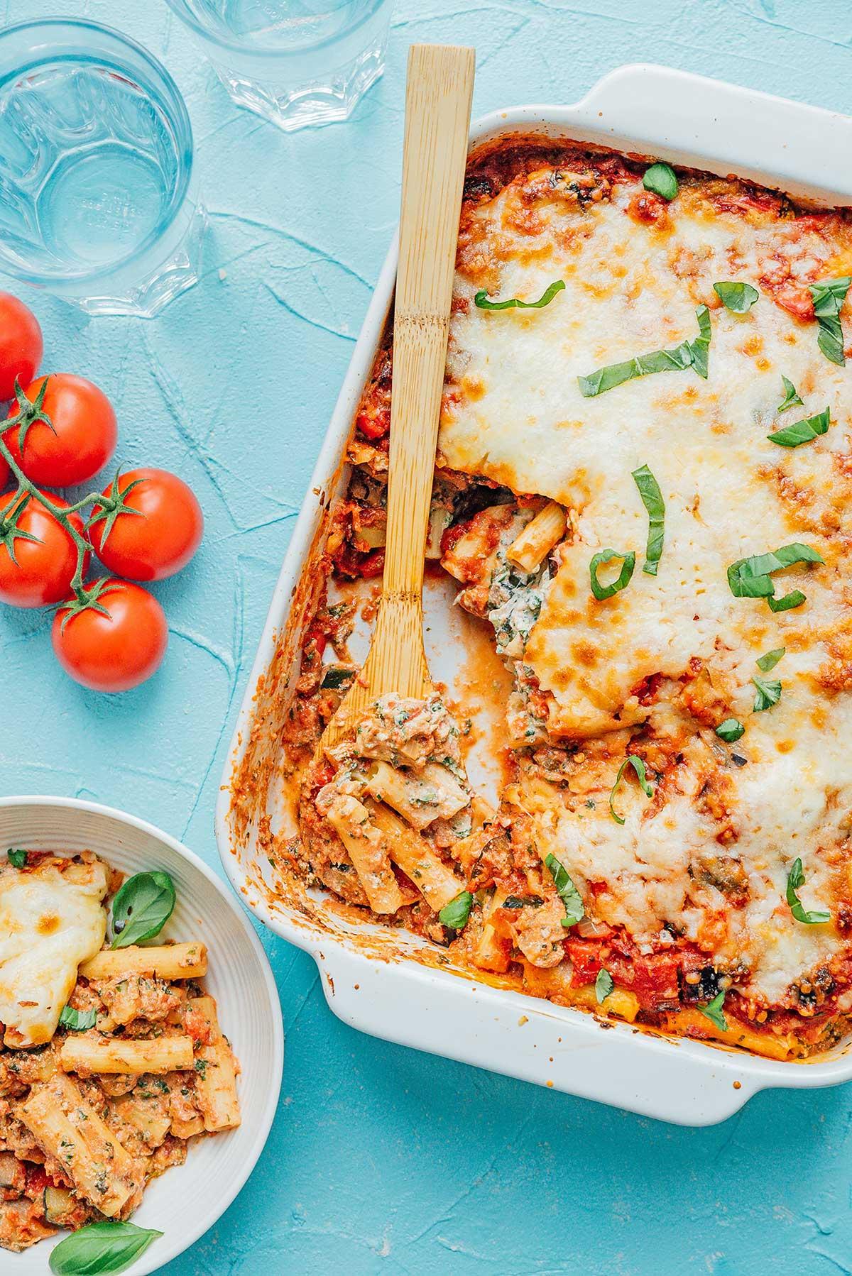 Einfaches vegetarisches Ziti-Auflauf-Rezept (Gemüsereich!) 2 Eine Portion gebackenes Ziti in einer Schüssel neben einer Auflaufform, gefüllt mit gebackenem Ziti