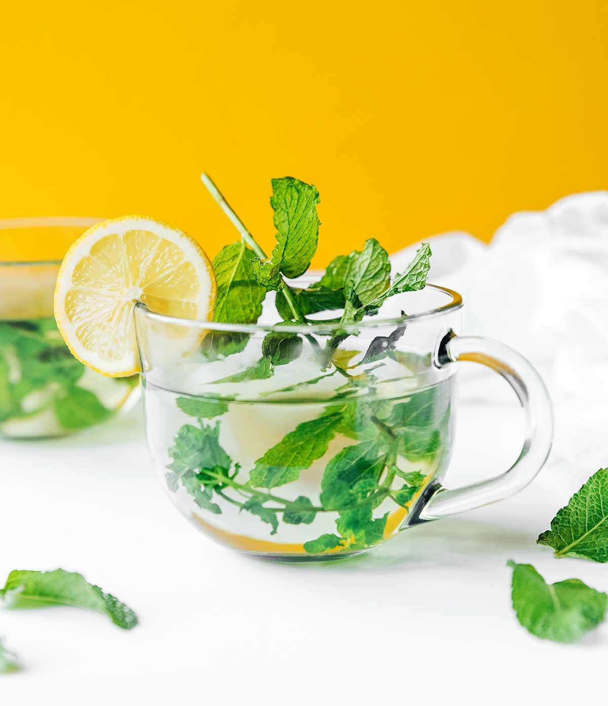 Frischer Minztee in einem klaren Glas mit einer Zitronenscheibe