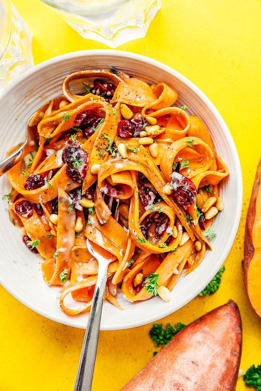 Süßkartoffel-Fettuccine in Gorgonzolasauce (Süßkartoffel-Gemüse-Nudeln!) 2 Eine Schüssel Süßkartoffel-Fettuccine-Nudeln mit Gorgonzola-Cranberry-Sauce auf gelbem Hintergrund