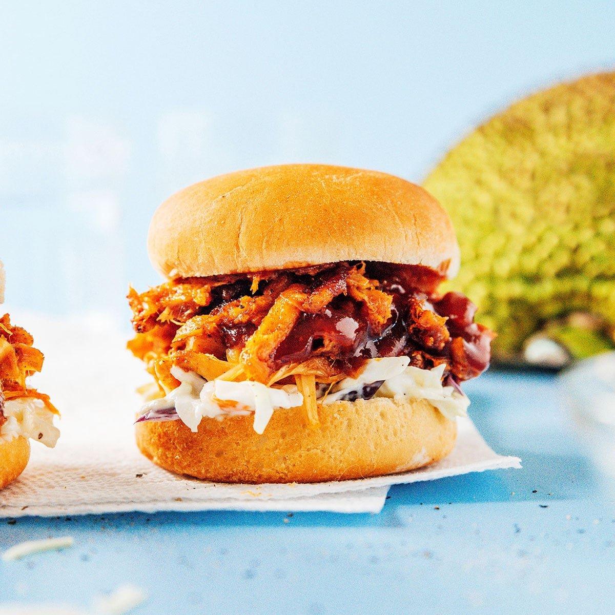 BBQ Jackfrucht Pulled Pork (Fertig in 30 Minuten) 2 Ein Detailbild eines BBQ Jackfrucht Sliders mit Krautsalat und heruntertropfender BBQ-Sauce.