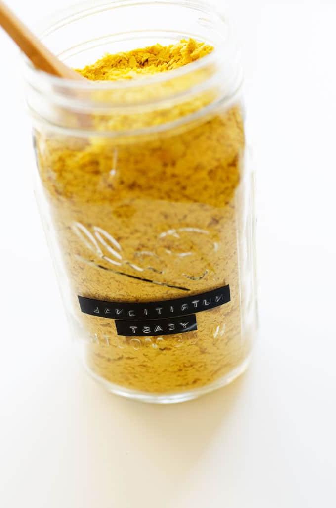 Nährhefe: Was zum Kuckuck ist das? 2 Ein beschriftetes Glas Nährhefe auf weißem Hintergrund