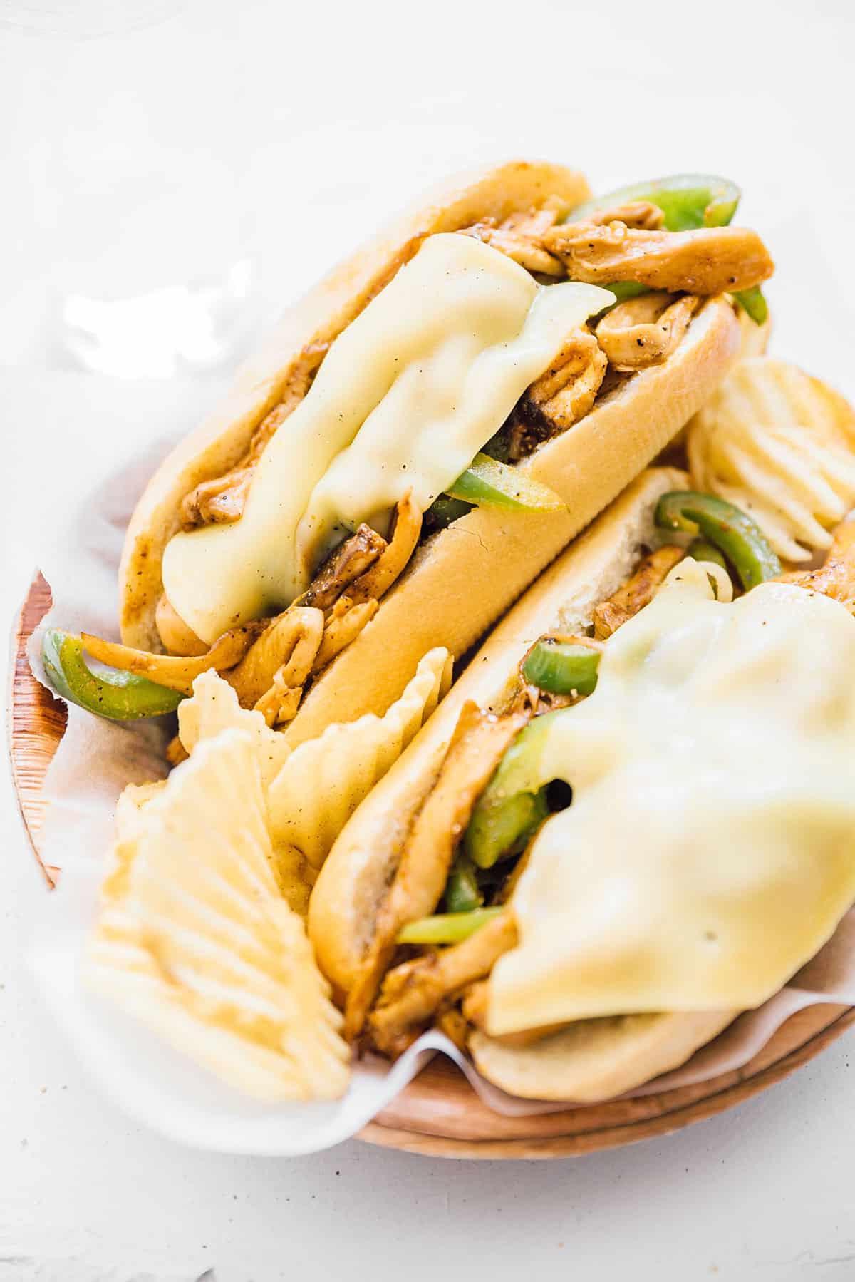 Vegetarisches Cheesesteak mit Pilzen und geschmolzenem Käse auf einem Brötchen.