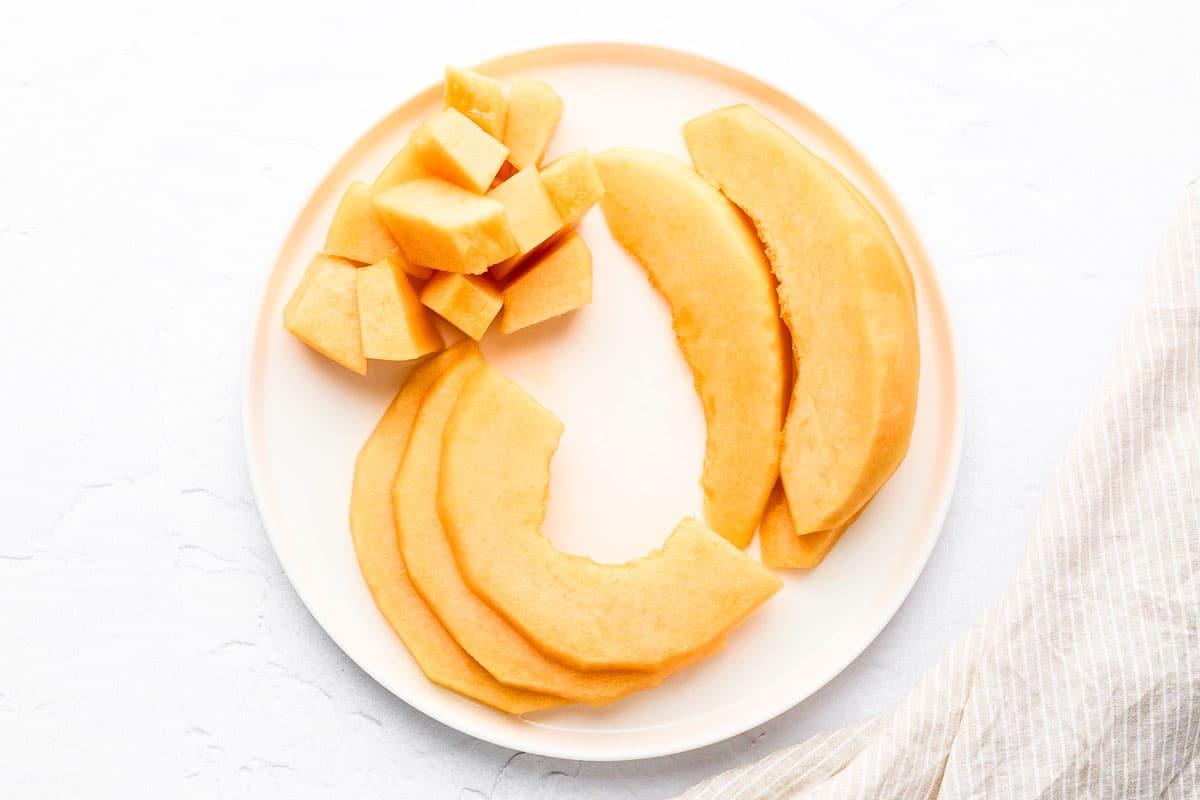 Wie man eine Cantaloupe schneidet (Ohne einen Finger zu verlieren!) 11 So schneiden Sie eine Kantalupemelone.