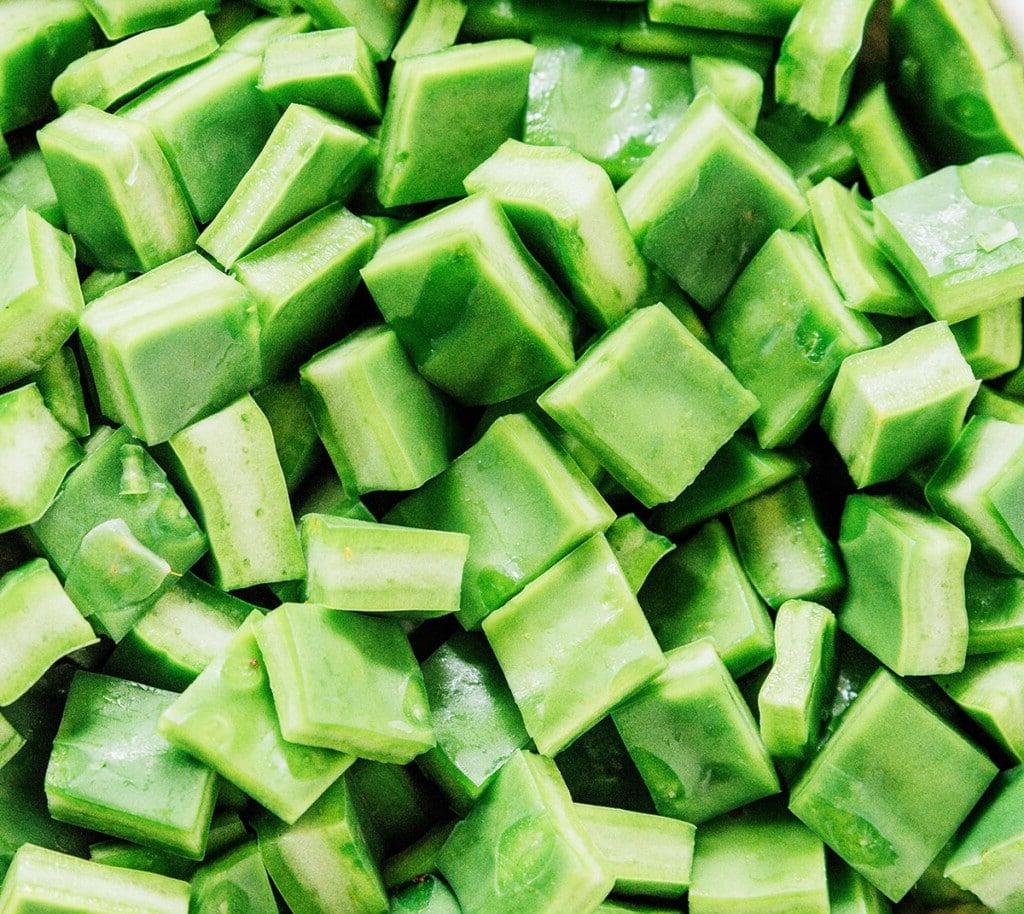 Nopales zubereiten (Kaktusblätter!) 11 Nahaufnahme von gewürfelten Nopales