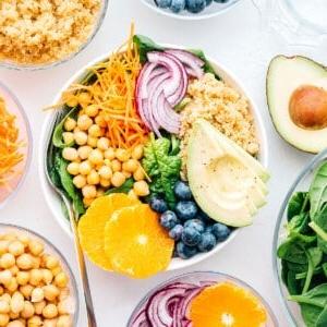 **Wie man eine Buddha Bowl zusammenstellt** 11 Buddha Bowl Rezept mit Obst und Gemüse in einer Schüssel