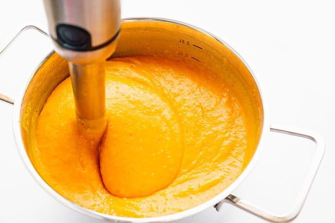 Kürbissuppe mit einem Stabmixer pürieren