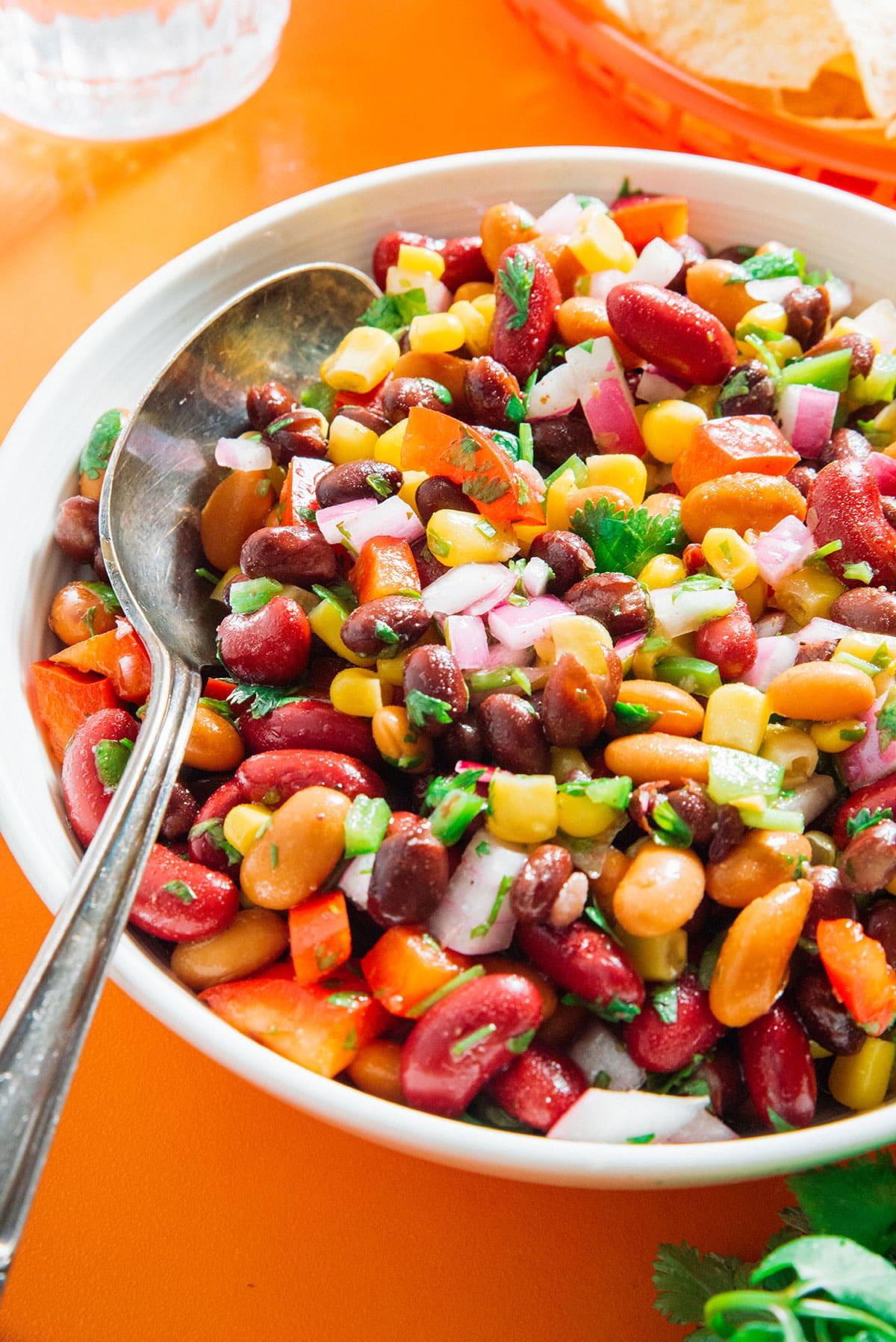 Zutaten für mexikanischen Bohnensalat in einer Schüssel.