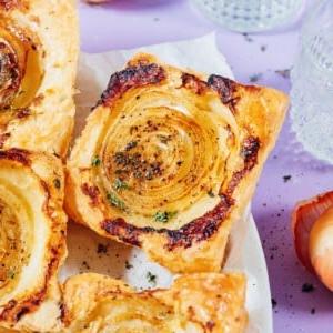 **Gestürzte Zwiebeltarte mit Brie** 11 Zwiebeltarte auf einem Teller.