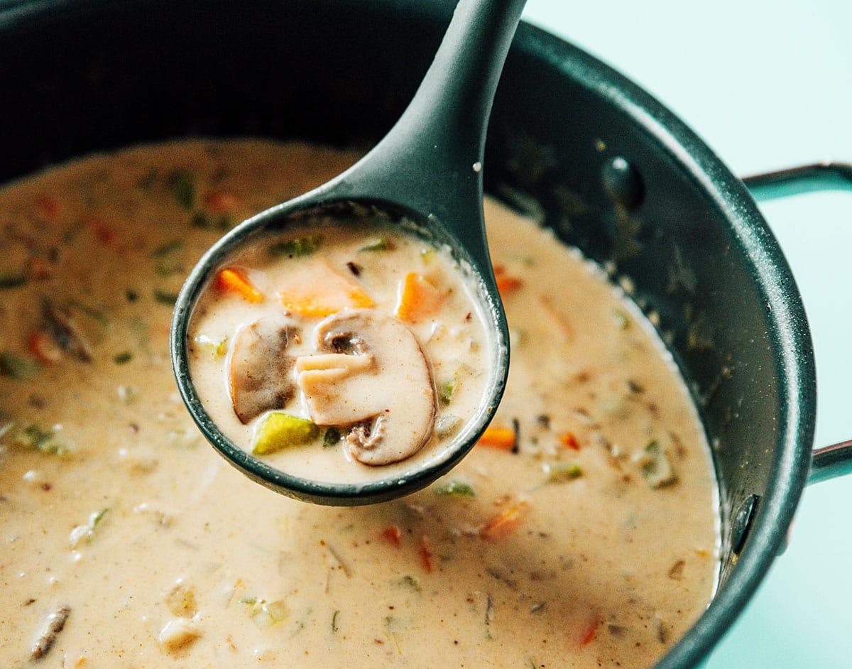 Cremige Vegane Wildreissuppe 11 Wildreissuppe aus einem Topf schöpfen.