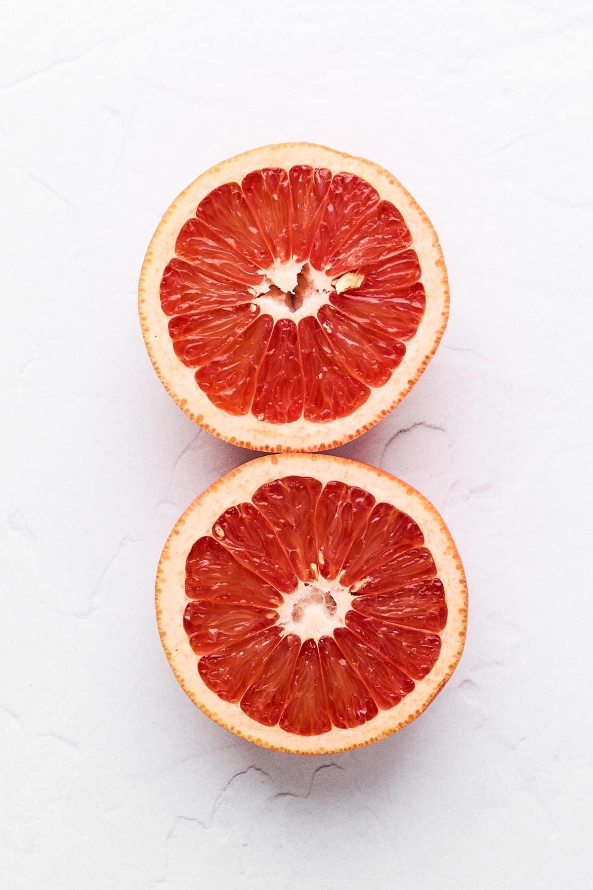 Wie man eine Grapefruit schneidet 11 Grapefruit-Hälften.