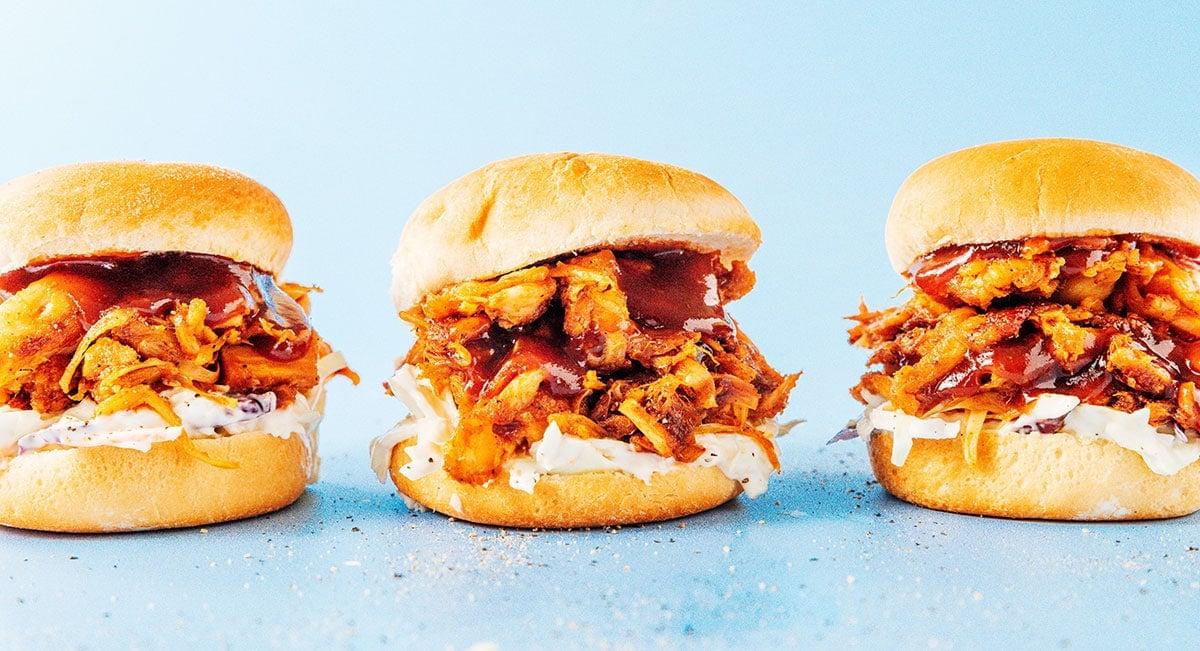 BBQ Jackfrucht Pulled Pork (Fertig in 30 Minuten) 11 Drei Jackfrucht-Slider, nebeneinander aufgereiht.
