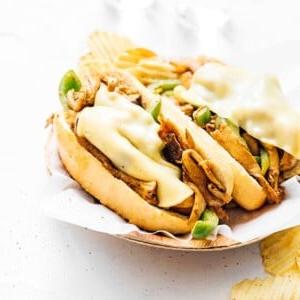 Vegetarisches Philly Cheesesteak auf einem Holzbrett.