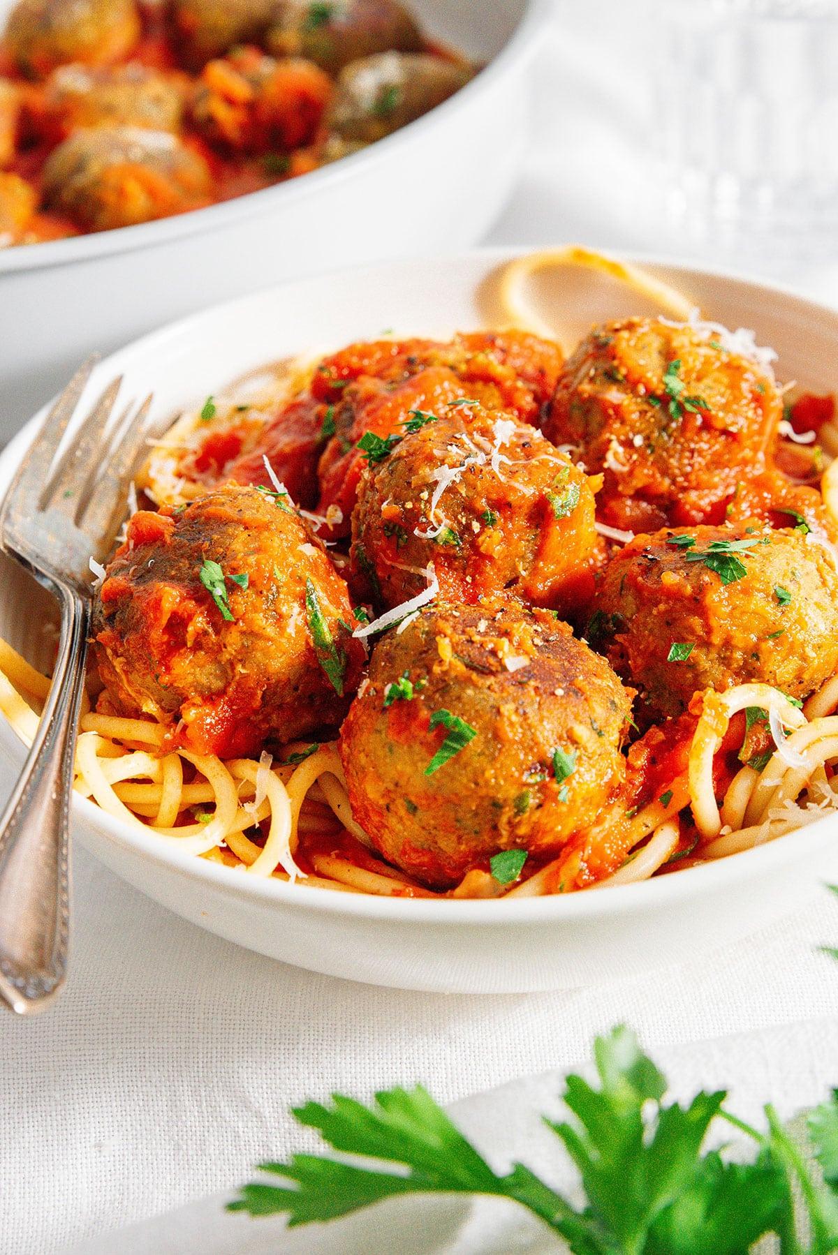 30-Minuten-Kichererbsen-Bällchen 11 Kichererbsenfrikadellen mit Spaghetti und Marinara-Sauce.