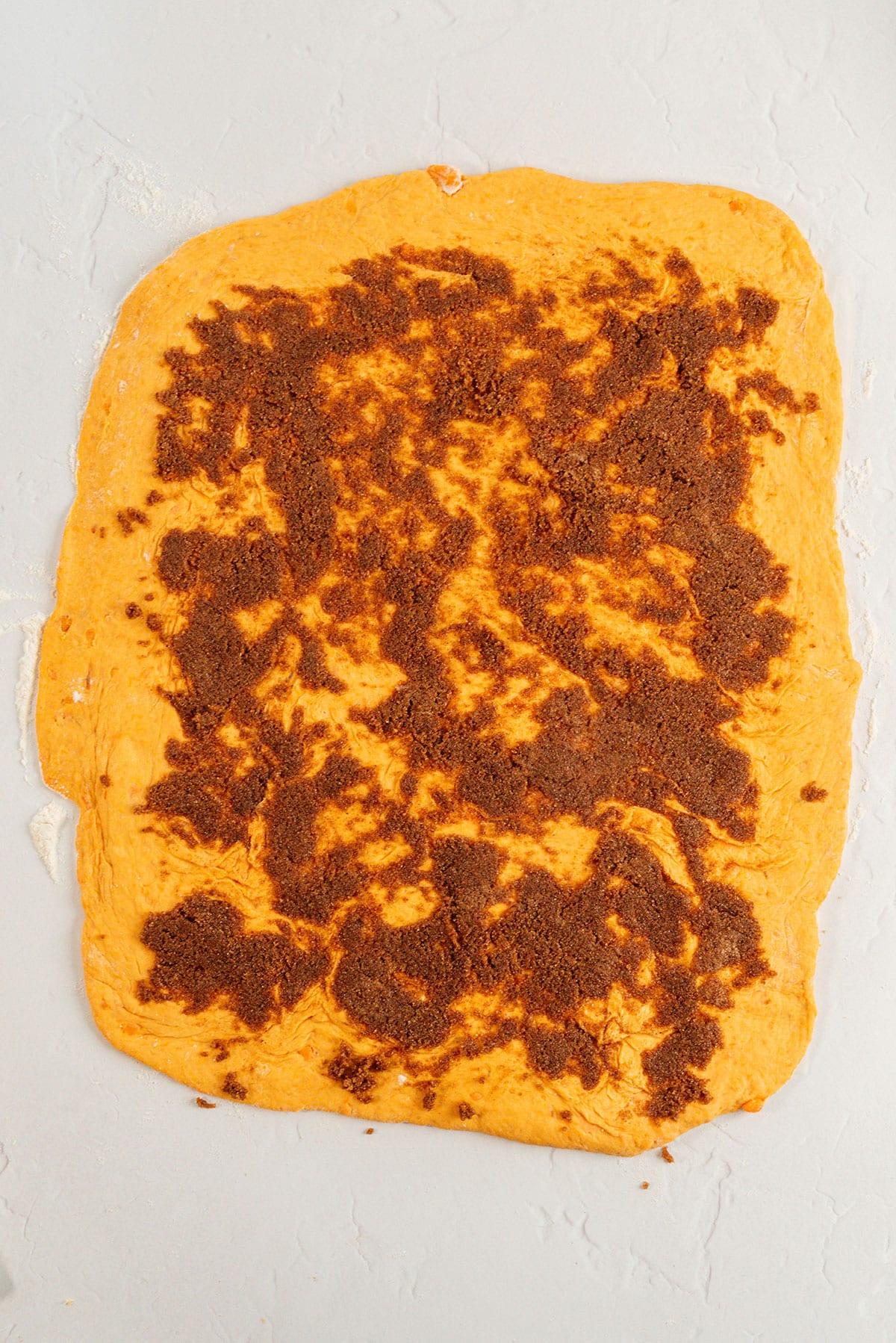 Süßkartoffel-Zimtschnecken 11 Brauner Zucker-Füllung auf Zimtschnecken-Teig.