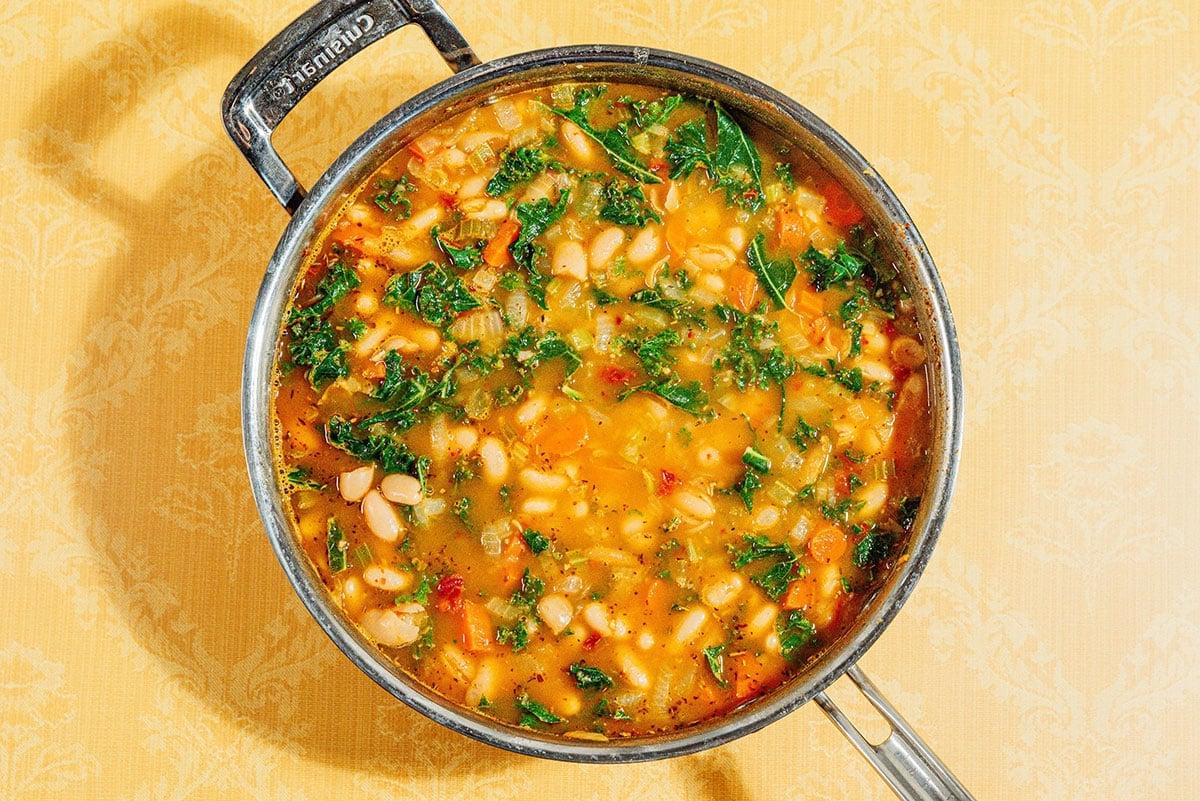 Toskanische weiße Bohnensuppe in einer Pfanne.
