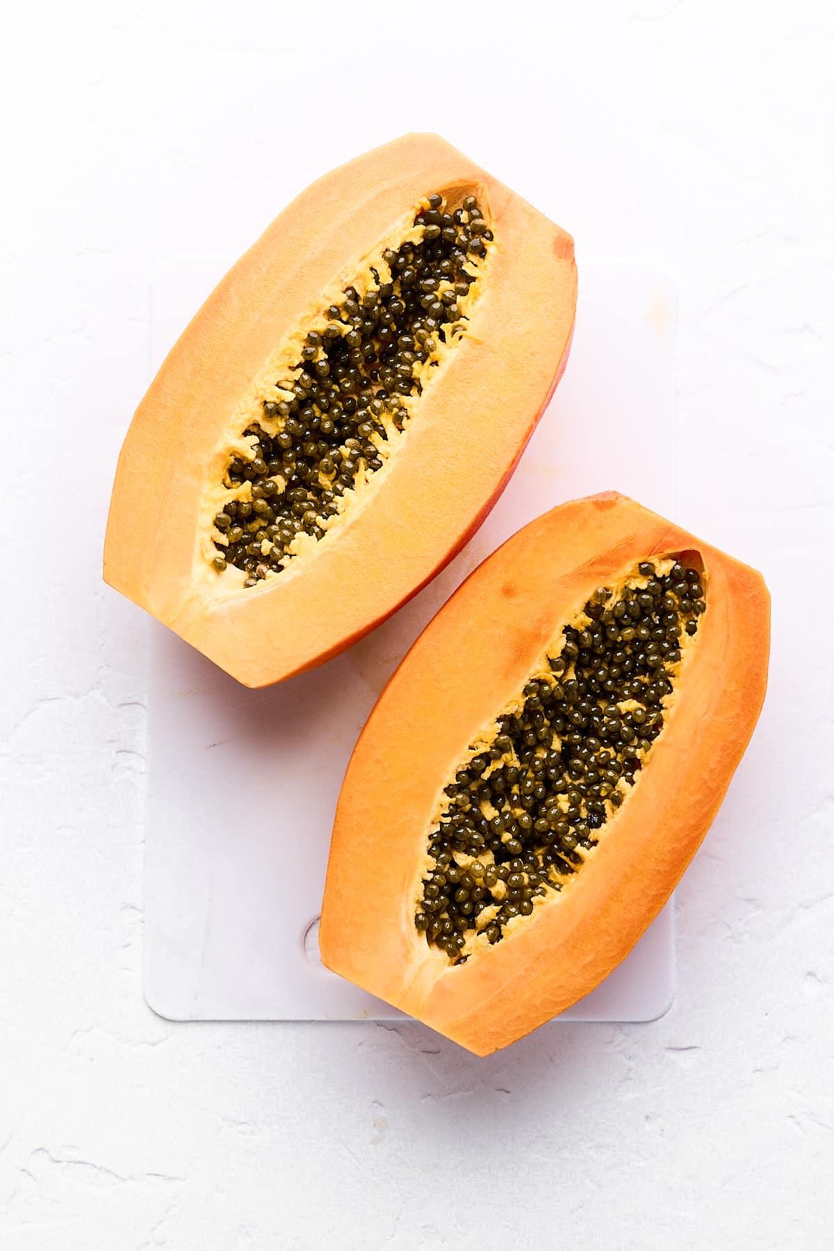 Papaya schneiden 11 Eine Papaya halbiert mit Kernen.