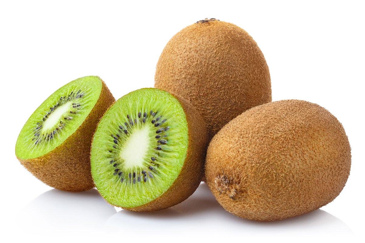 17 Frühlingsfrüchte, die man diese Saison essen sollte 11 Kiwis isoliert auf weißem Hintergrund.