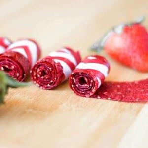 Gesunde selbstgemachte Fruchtleder 11 Hausgemachte Frucht-Roll-Ups mit Erdbeeren.