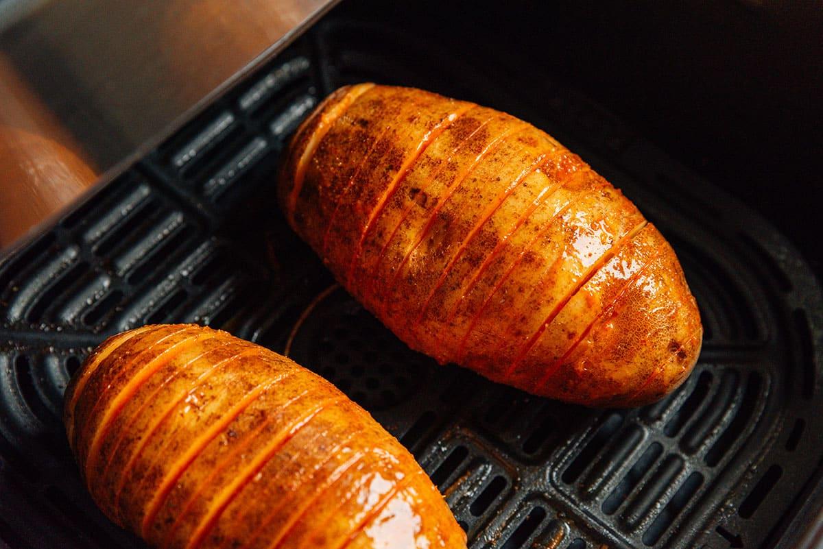 Hasselback-Kartoffeln in einer Heißluftfritteuse.