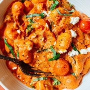 **Gebackene Boursin-Gnocchi** 11 Schüssel mit Ofen-Gnocchi.