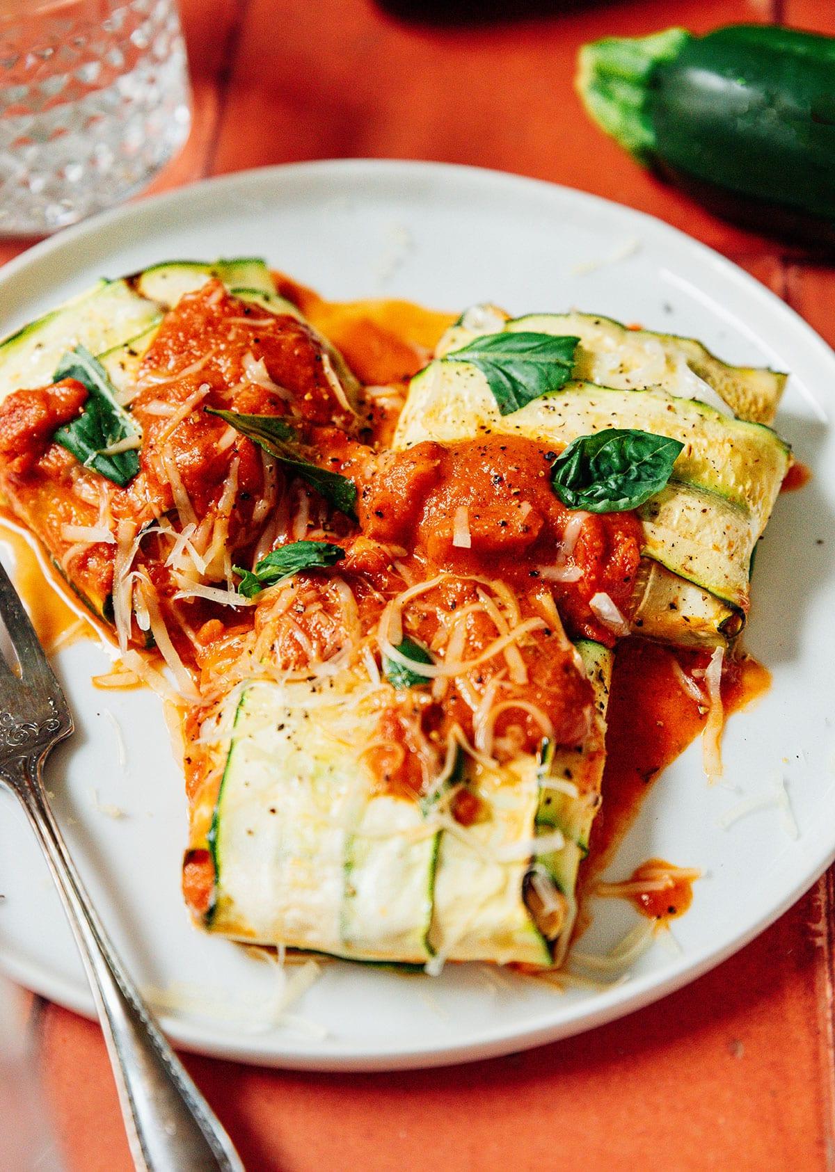 Vegetarische 31-Tage-Herausforderung 12 Zucchini-Ravioli auf einem Teller angerichtet.