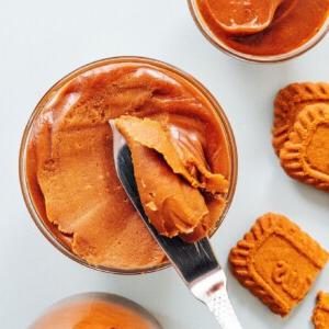 Wie man Spekulatius-Kekscreme herstellt 12 Spekulatius Keksbutter in einem Einmachglas.