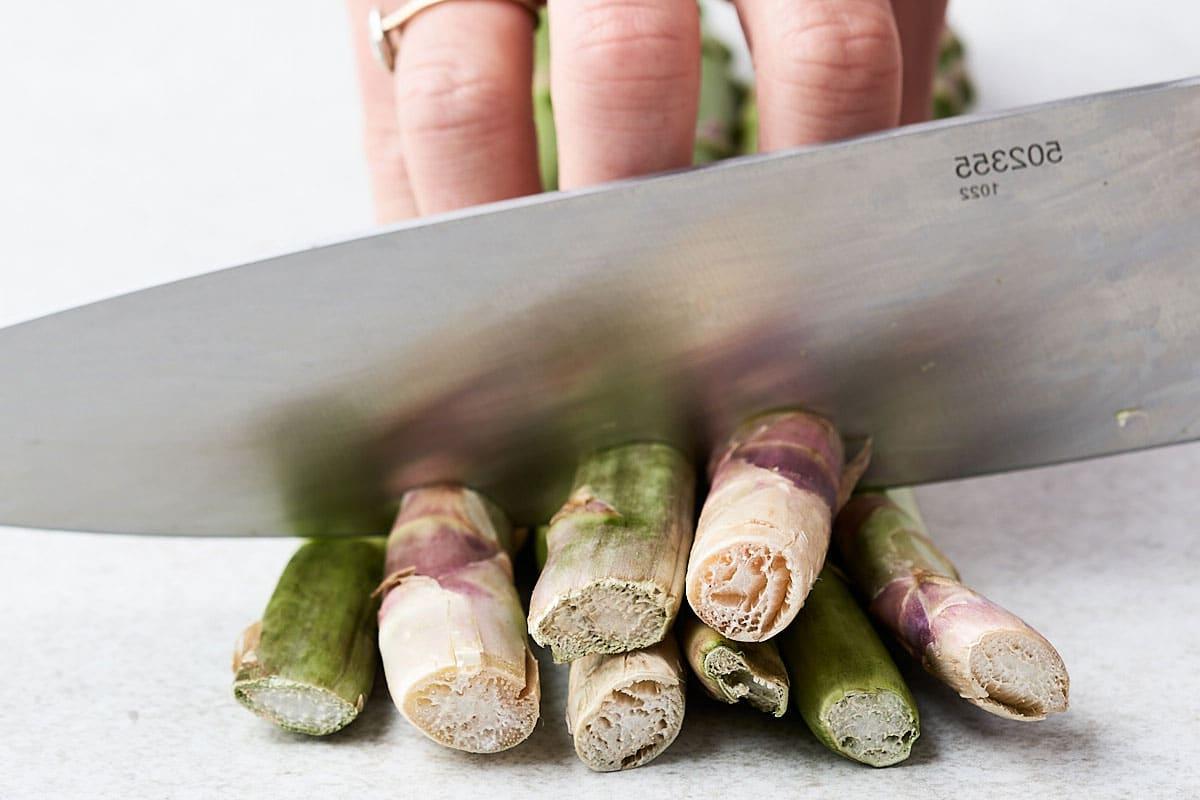 Spargelstiel präzise mit einem Messer abschneiden