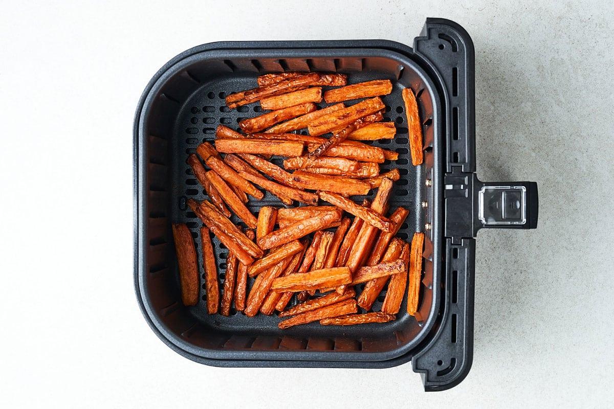Karotten-Pommes in der Heißluftfritteuse.